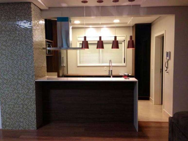 51. O balcão de cozinha pode receber pendentes para iluminação ideal.