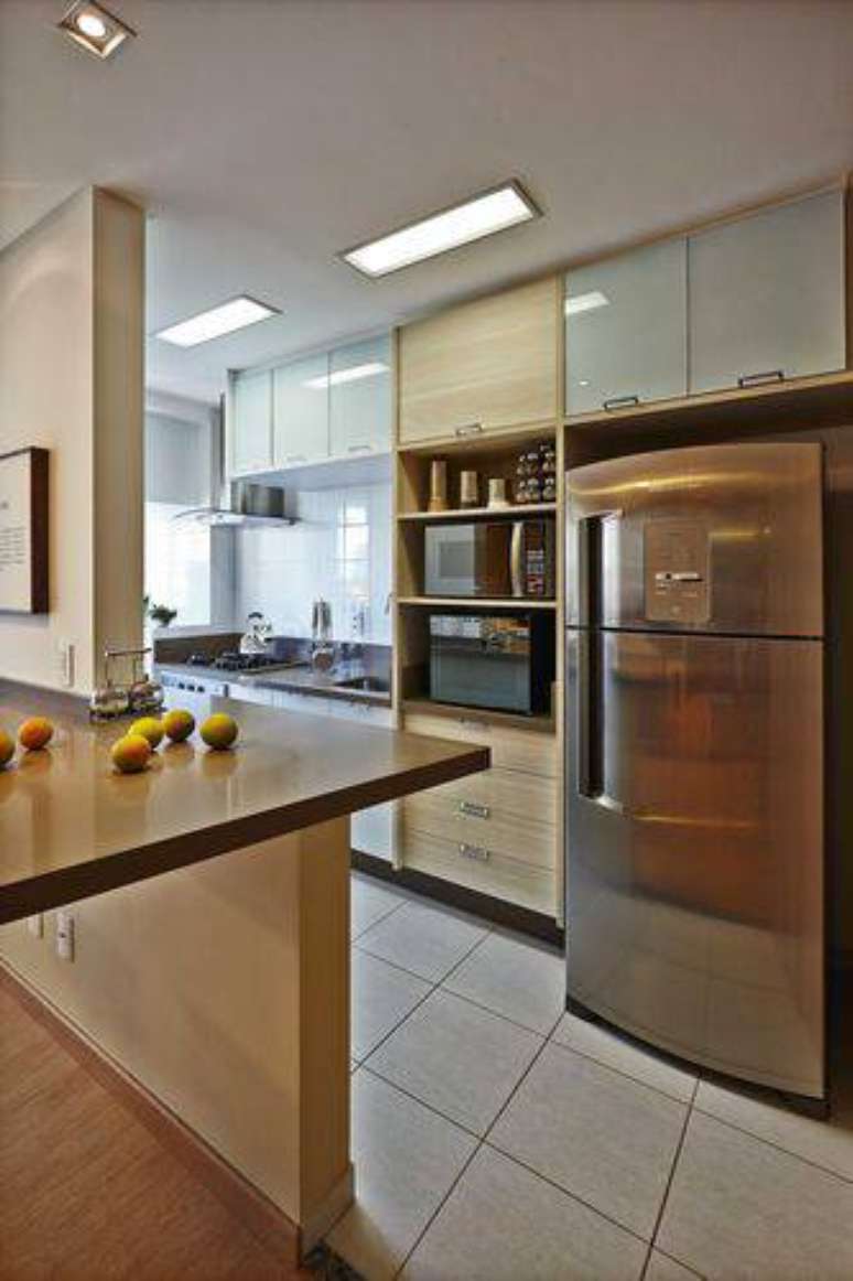 52. O balcão de cozinha pode se estender pelos dois ambientes.