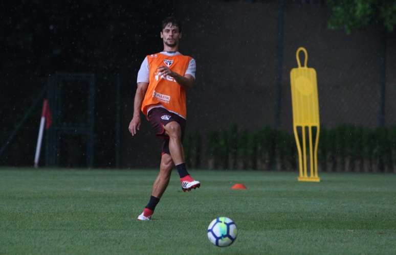 Zagueiro deve voltar a jogar neste domingo e tentar deixar para trás a frustração (Rubens Chiri/saopaulofc.net)