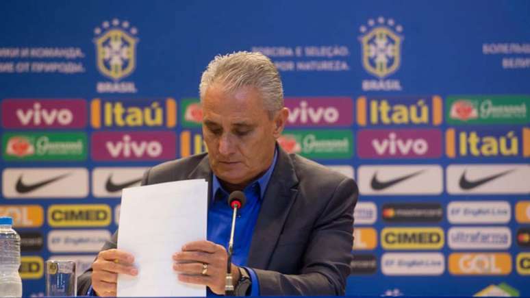 Tite com a lista de convocados antes do anúncio (Foto: Pedro Martins / MoWA Press)