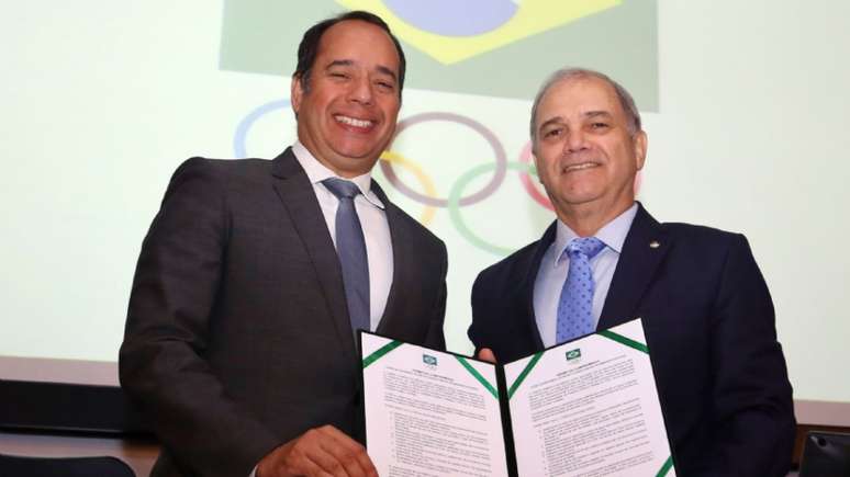 Leandro Cruz e Paulo Wanderley na assinatura da cartilha de combate ao assédio (Foto: Francisco Medeiros/ Ministério do Esporte)