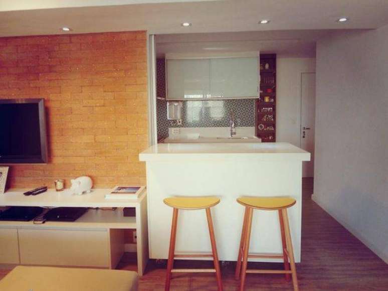 64. Se o balcão de cozinha for mais largo, é possível acomodar duas pessoas de cada lado.