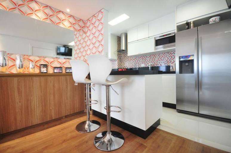 73. O papel de parede colorido deixa o balcão de cozinha com outra cara.