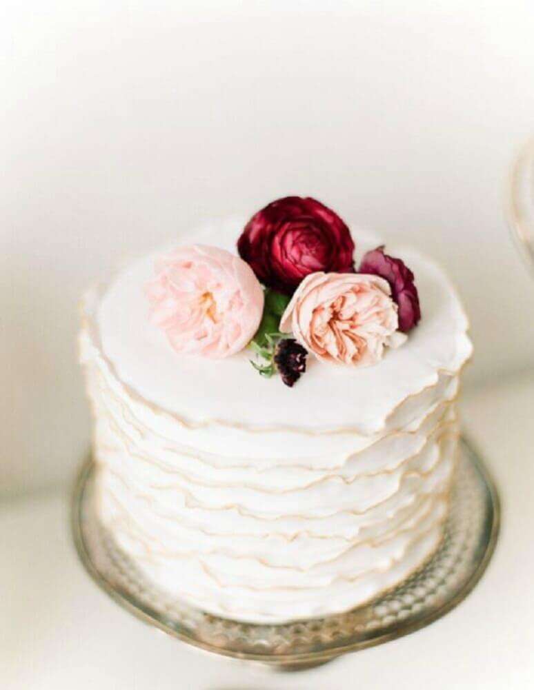 23. Bolo de casamento simples com rosas no topo