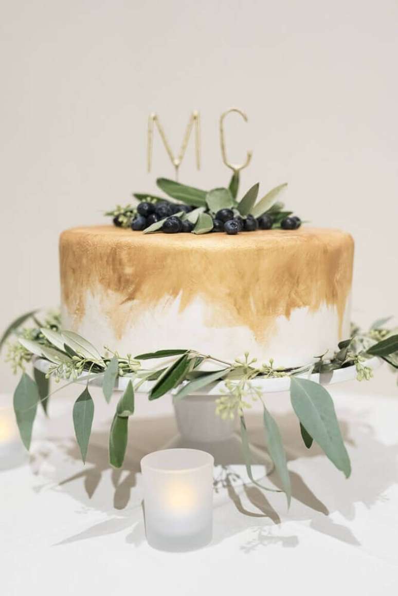 29. Bolo de casamento simples decorado