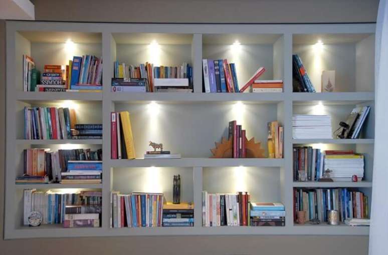 35. E que tal usar luz embutida nos seus nichos? Projeto de Monica Spada Durante