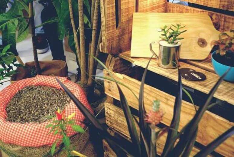 20. Nichos de caixote de feira empilhados. Projeto de Silvia Spolaor