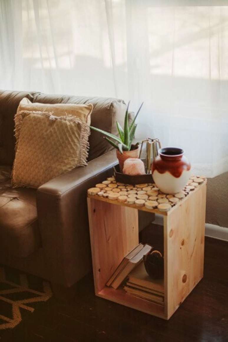 3. Seguindo nosso passo a passo de como fazer nichos de madeira, voc&ecirc; pode ter uma mesinha de canto como essa