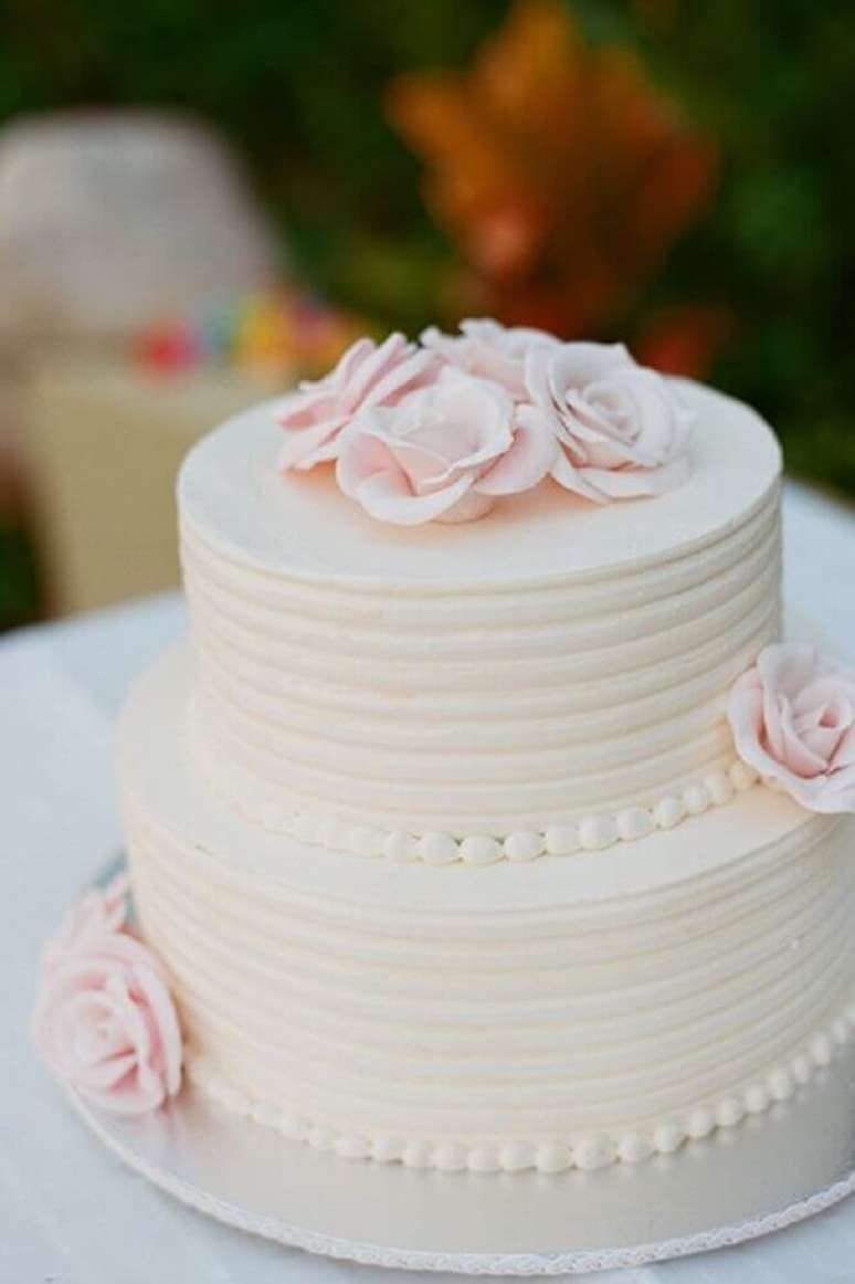 7. Bolo de casamento 2 andares com rosas de açúcar na decoração