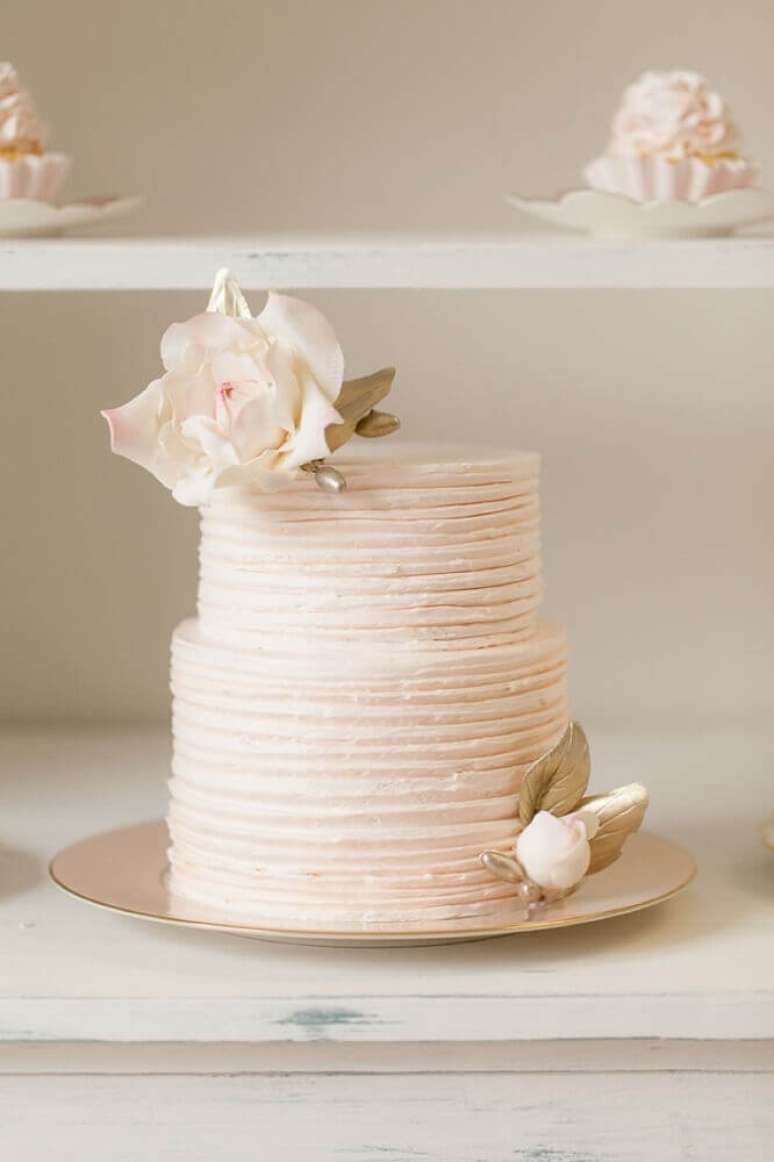 47. Decoração delicada e romântica para bolo de casamento branco