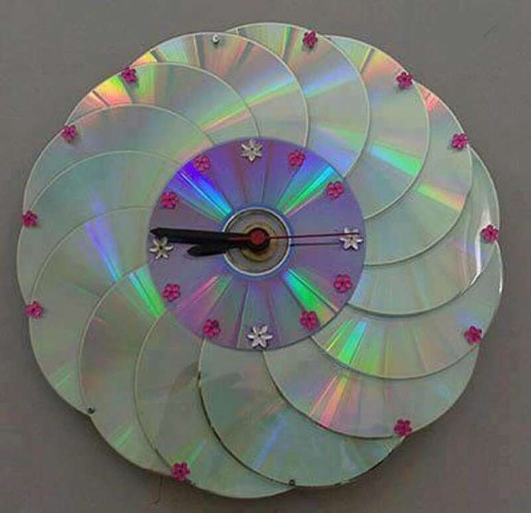 24. Para quem adora trabalhar com artesanato uma excelente ideia é fazer reciclagem com CD e fazer um lindo relógio