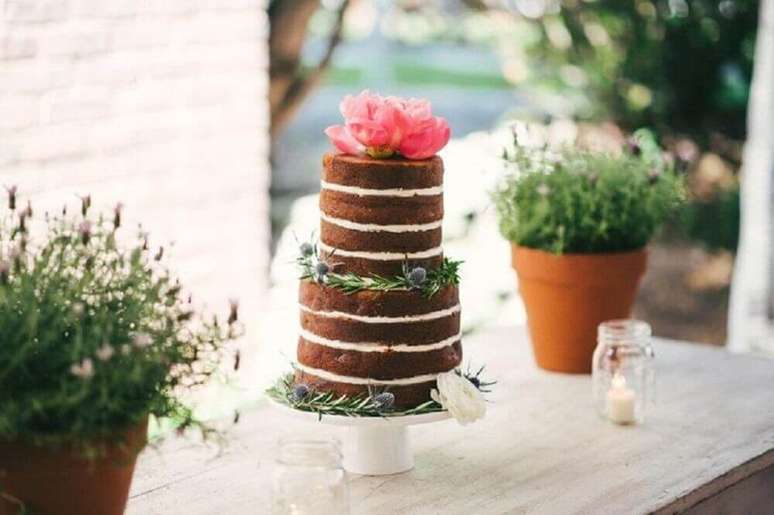 5. O bolo de casamento simples estilo naked cake comumente são enfeitados com flores ou frutas