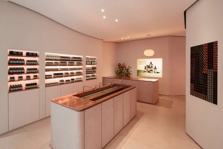 10. Parede de gesso com nichos embutidos grandes com prateleiras internas