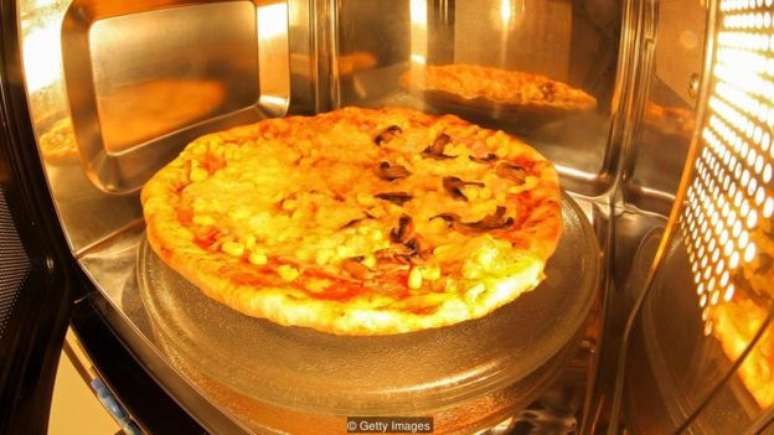As pizzas de microondas ficam molengas porque o ar não fica quente o suficiente para evaporar a umidade 