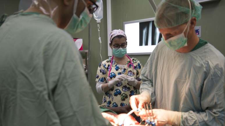 Hospital em Gaza onde a anestesista brasileira (centro) trabalha atendeu 336 pacientes na segunda-feira; essa foto foi tirada um dia depois