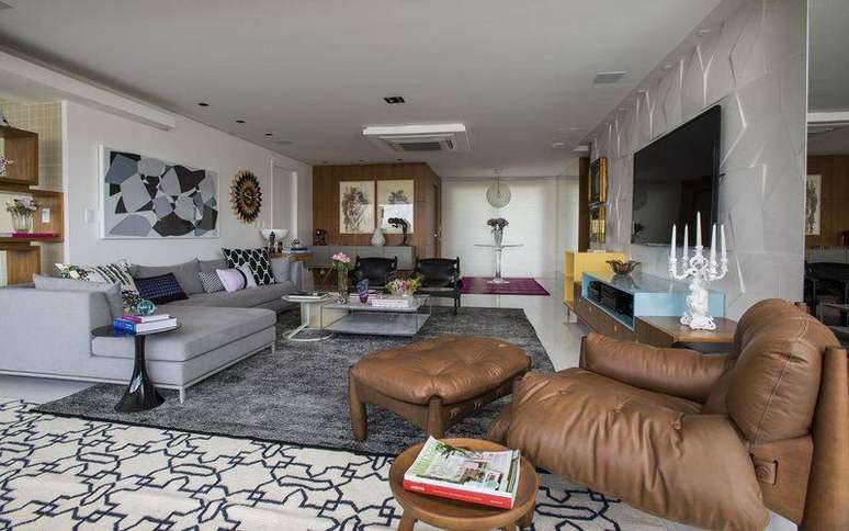 15. O sofá com chaise é perfeito para salas espaçosas e confortáveis