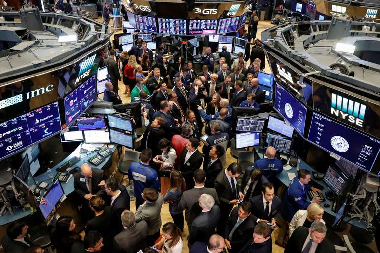 Operadores na New York Stock Exchange (NYSE) em Nova York, EUA
02/05/2018
REUTERS/Brendan McDermid 