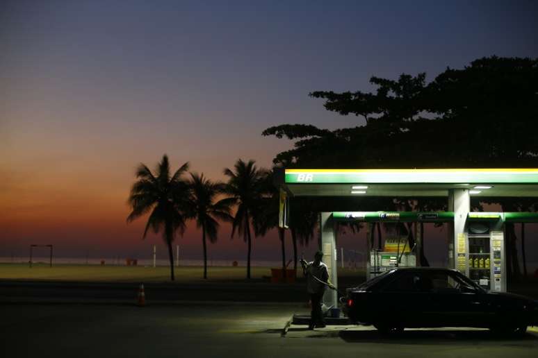 Frentista se prepara para abastecer carro em posto de gasolina na praia de Copacabana, Rio de Janeiro, Brasil
