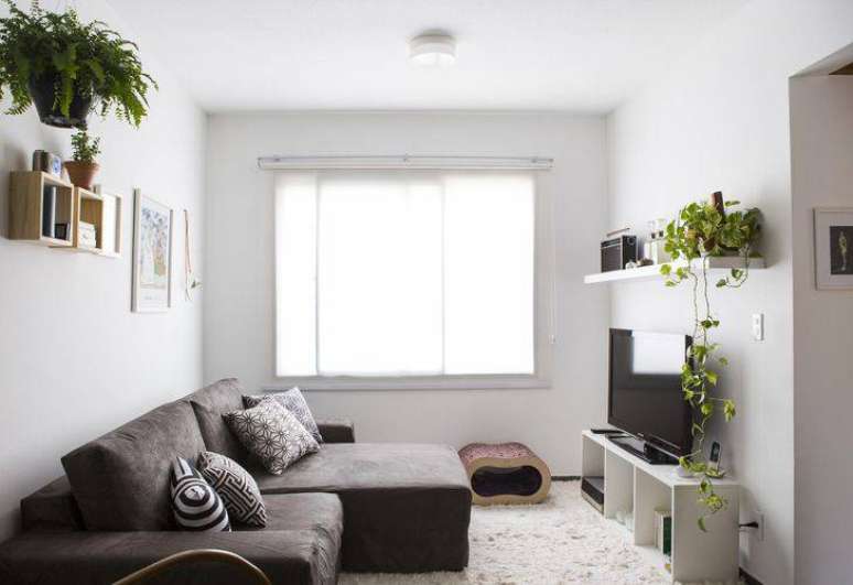 21. Decoração de sala pequena e simples com sofá com chaise