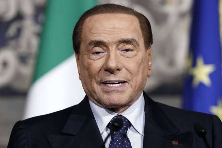 Após recuperar direitos políticos, Berlusconi vira réu