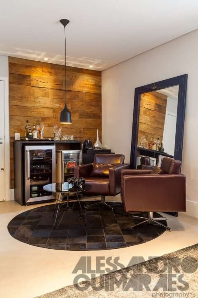 16. Adega com painel de madeira de demoli&ccedil;&atilde;o na parede. Projeto de Carolina Vilela