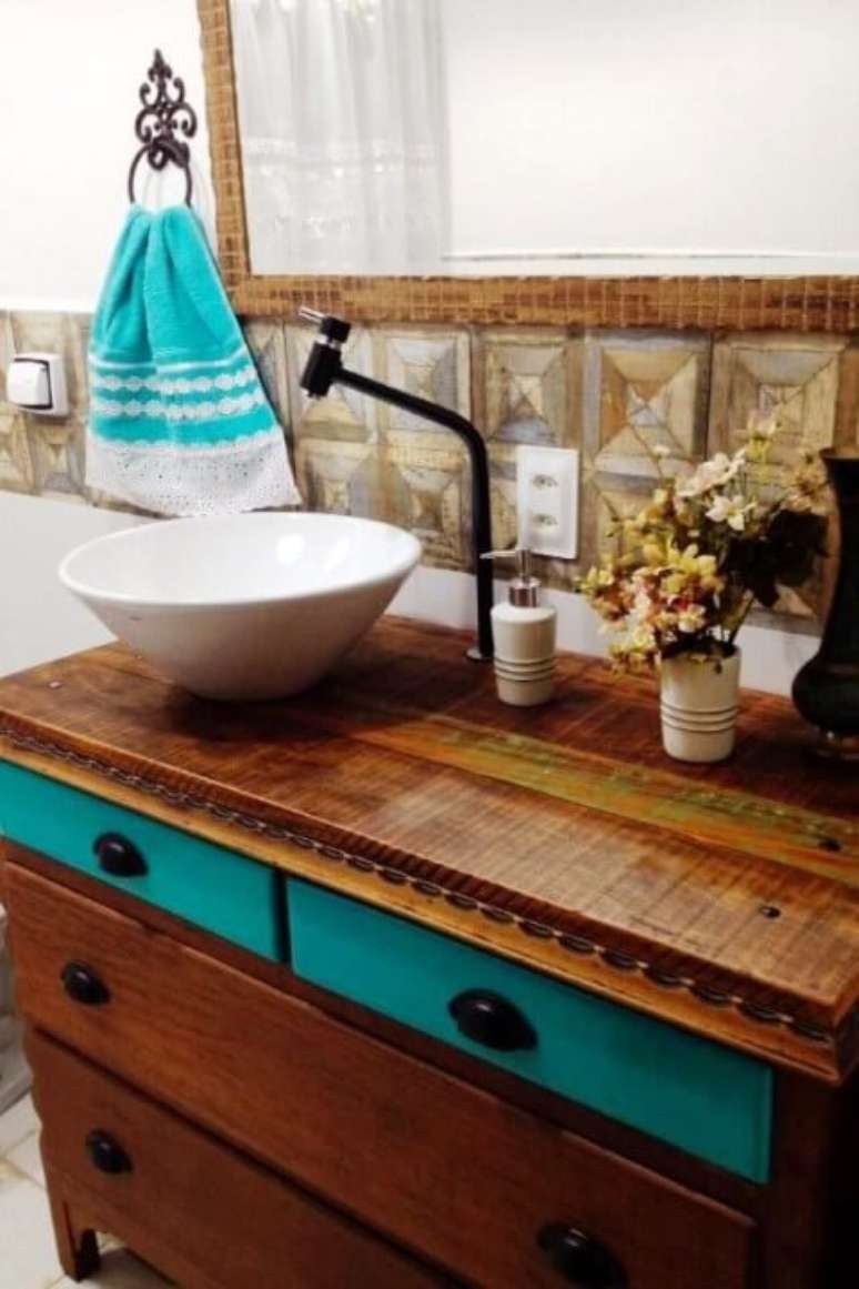 30. Balc&atilde;o de madeira de demoli&ccedil;&atilde;o com gavetas coloridas. Projeto de Marta Lilianne Grucci