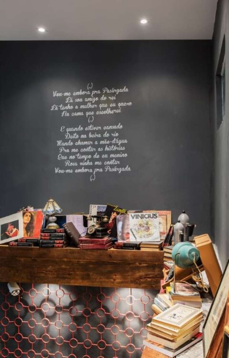 19. Bancada com madeira coberta com livros. Projeto de Y/Carboni Arquitetura