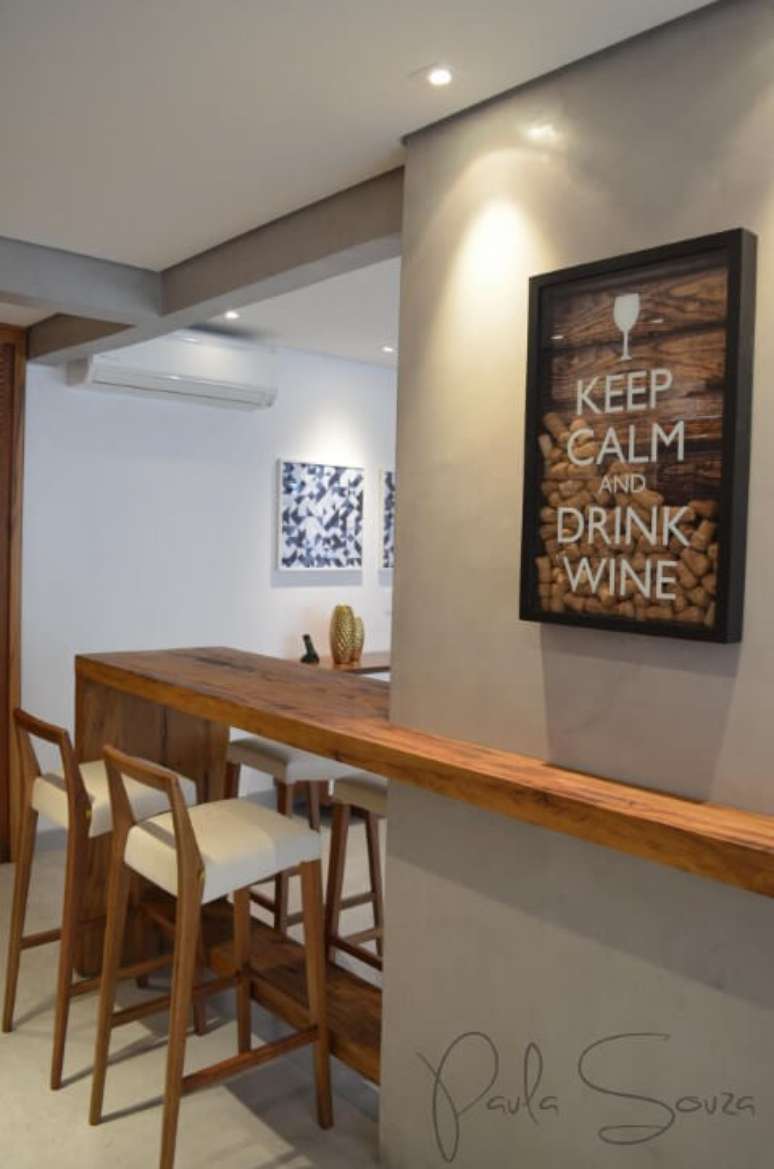 17. Bancada feita com imita&ccedil;&atilde;o de madeira de demoli&ccedil;&atilde;o. Projeto de Paula Souza