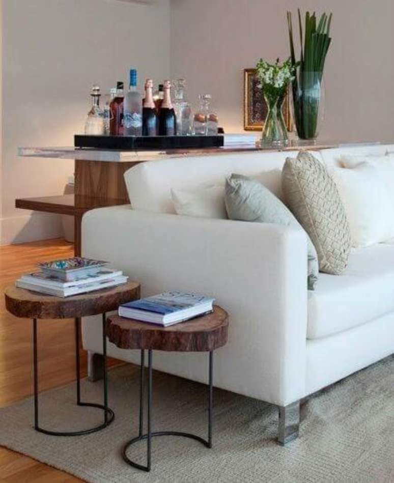 37. Bancada de madeira de demoli&ccedil;&atilde;o na sala. Projeto de Triplex Arquitetura