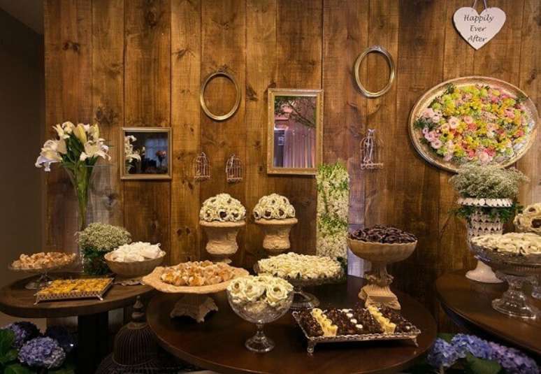 27- Mesa rústica com flores e plantas para decoração de casamento rústico