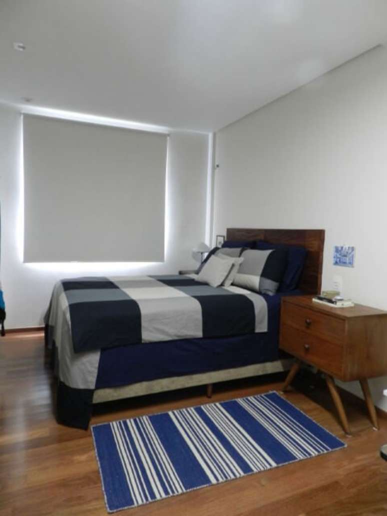 33. Criado-mudo de madeira de demoli&ccedil;&atilde;o ao lado da cama. Projeto de Bruno Sgrillo