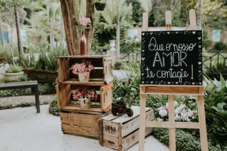 22- Quadros de giz, paletes, plaquinhas, gaiolas, cestas e bicicletas complementam a decoração de casamento rústico