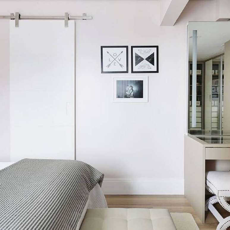 46. Decora&ccedil;&atilde;o de quarto de casal com quadros minimalistas