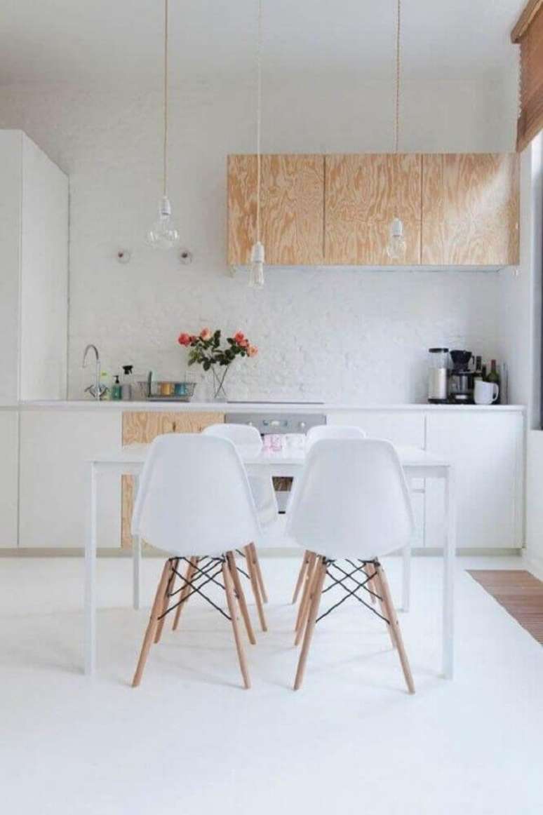 33. Decora&ccedil;&atilde;o minimalista para cozinha com pendentes modernos e arm&aacute;rios de madeira