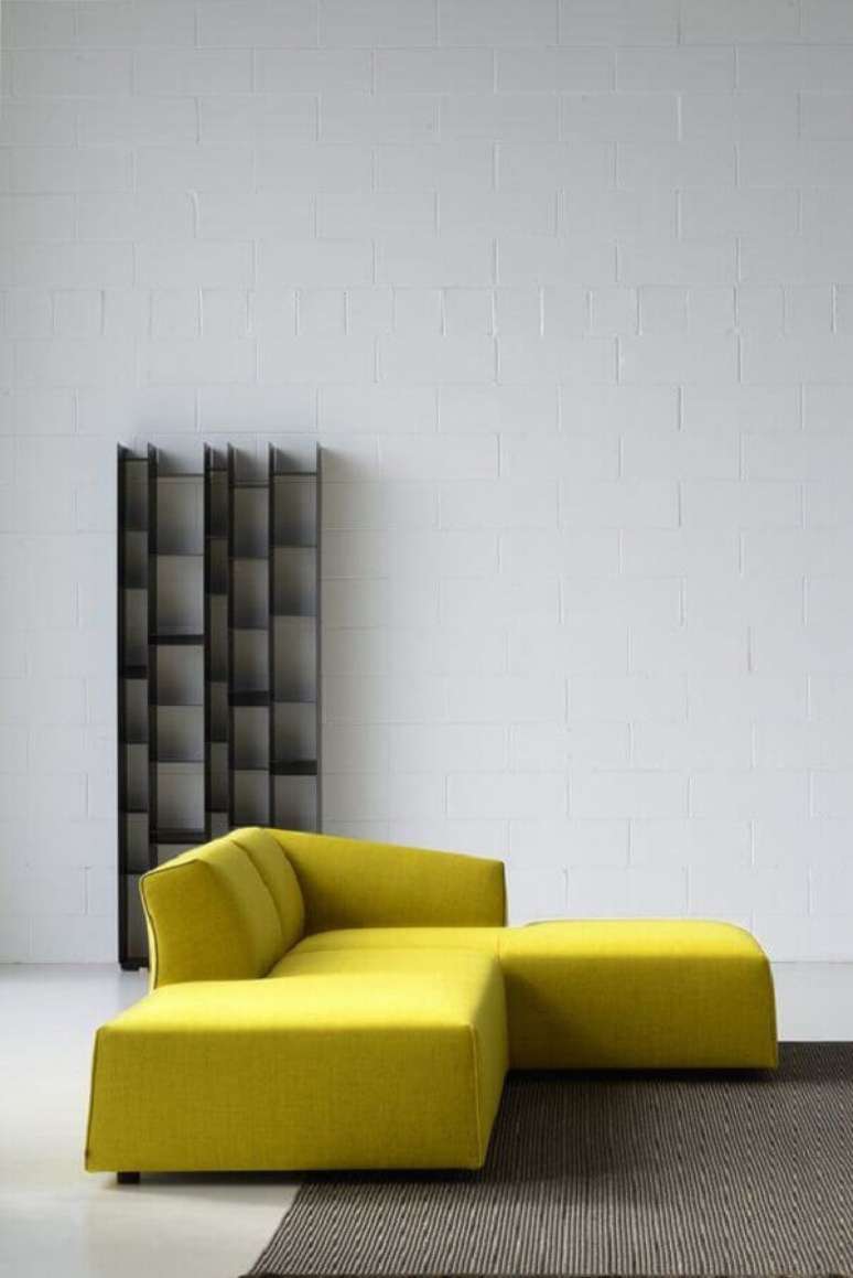 23. Design moderno e diferente para sofá com chaise amarelo