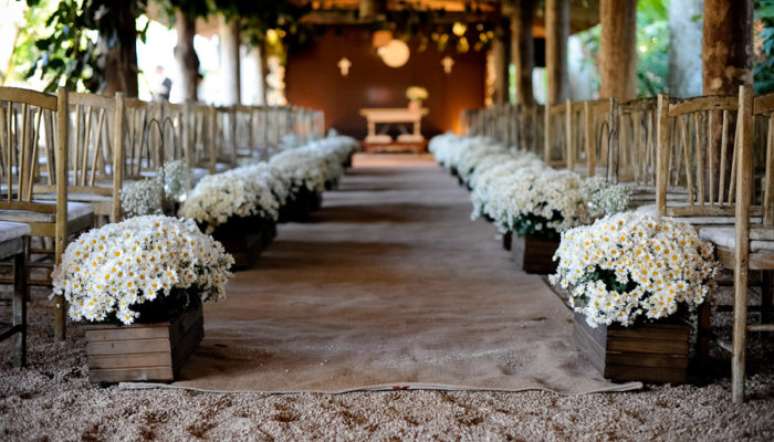 12- Entrada para casamento rústico em caixinhas  de madeira com arranjos de flores brancas