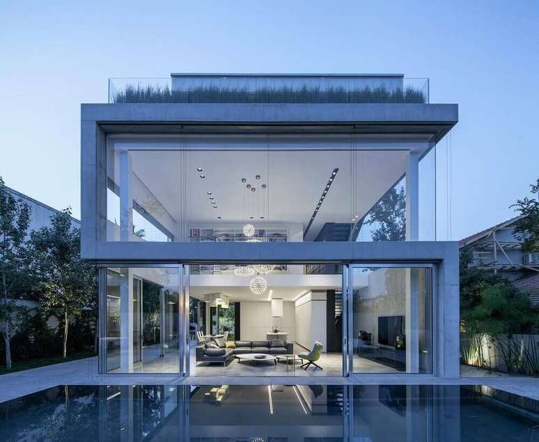 18. Paredes de vidro s&atilde;o excelentes para manter o estilo minimalista em fachadas de casas