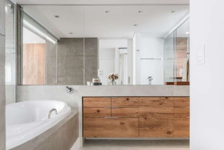 36. Gavetas de madeira em banheiro com estilo moderno. Projeto de Decio Navarro