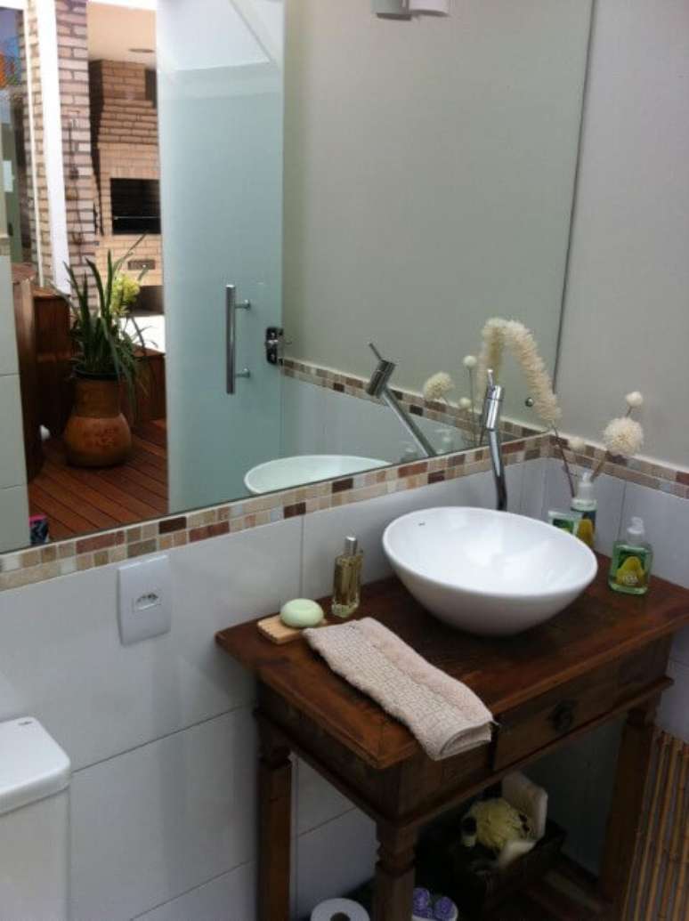 29. O m&oacute;vel de madeira de demoli&ccedil;&atilde;o d&aacute; um ar mais r&uacute;stico ao banheiro. Projeto de Vanda Carvalho