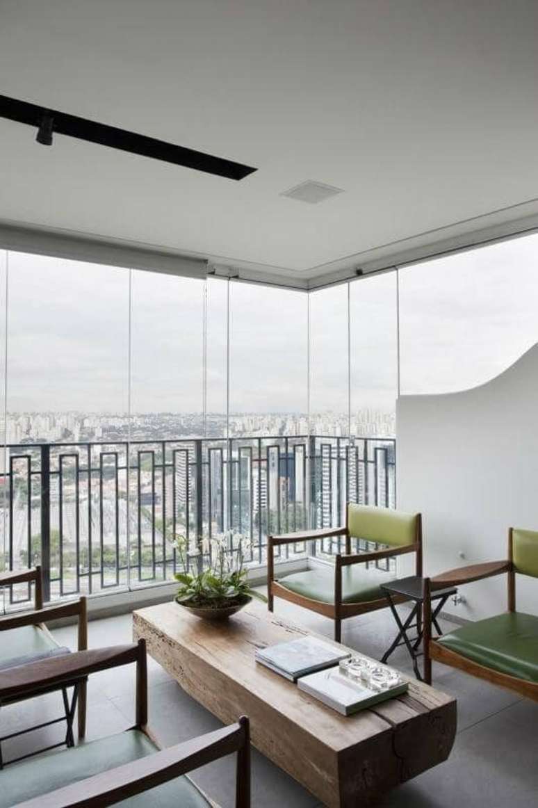 47. Mesa de centro em madeira de demoli&ccedil;&atilde;o. Projeto de Triplex Arquitetura