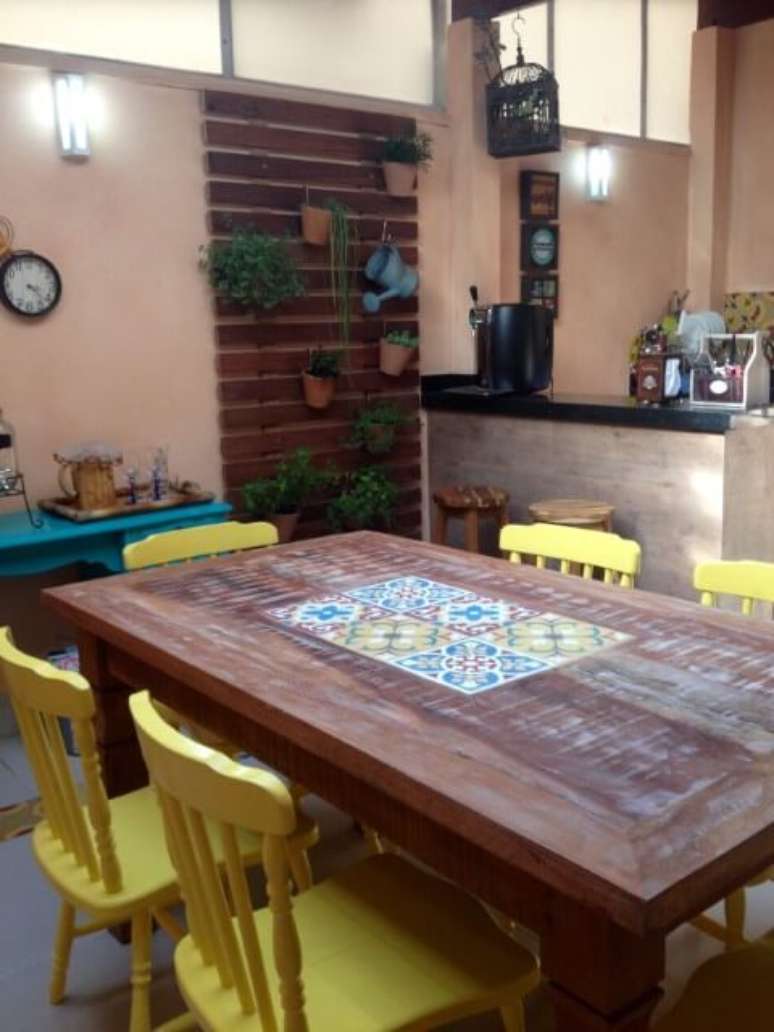 5. E a madeira de demoli&ccedil;&atilde;o pode ser usada tanto em espa&ccedil;os internos quanto externos. Projeto de Kathia Pimmenta