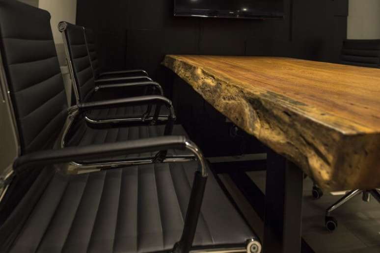 1. Uma mesa de madeira de demolição como esta pode dar muito mais estilo ao seu escritório. Projeto de Galpão Design