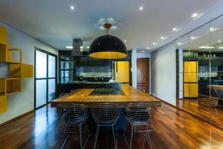 2. A madeira de demoli&ccedil;&atilde;o pode ser usada de diversas formas e nos mais diversos espa&ccedil;os. Projeto de Liane Martins