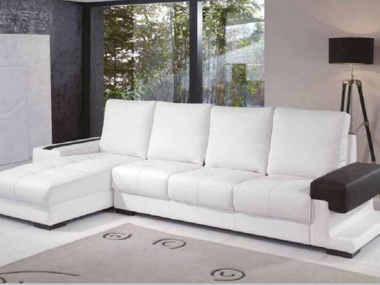 34. Modelo de sofá com chaise branco