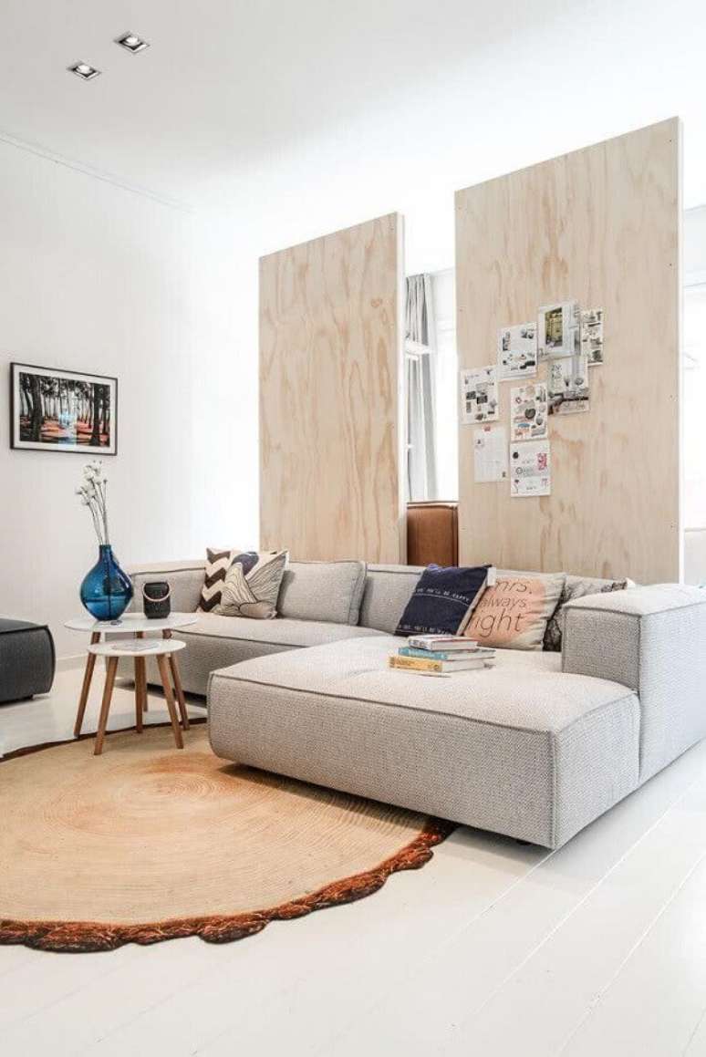 24. Modelo cinza de sofá com chaise para sala com decoração minimalista
