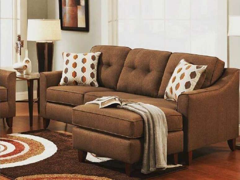 43. Mais um modelo simples de sofá confortável para sala de estar