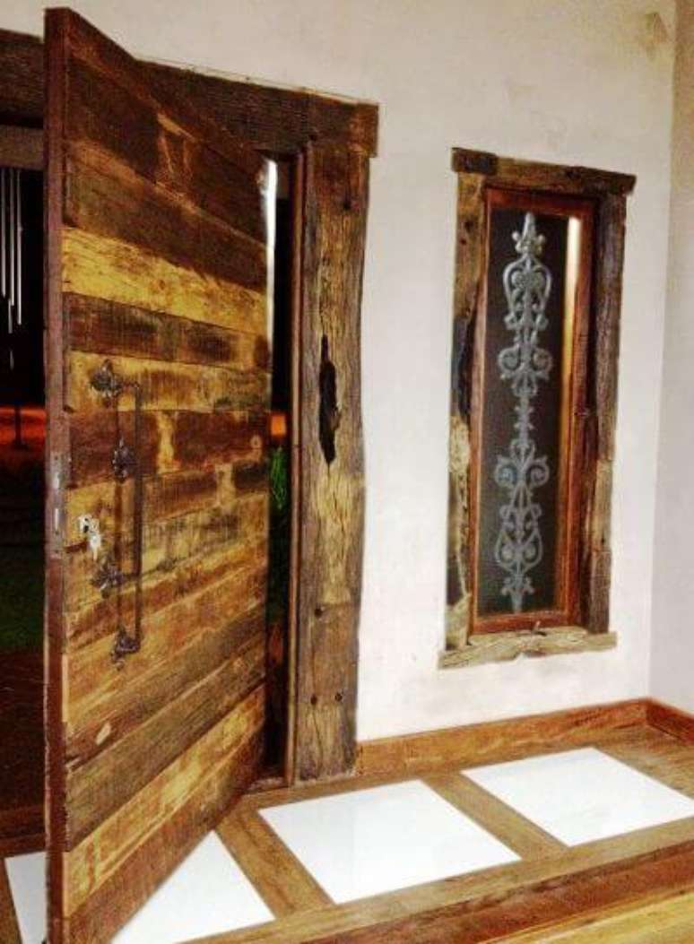28. Porta de entrada pivotante de madeira. Projeto de Martha Lilianne Grucci