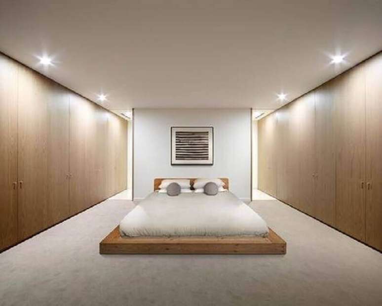 13. Quarto minimalista com detalhes em madeira