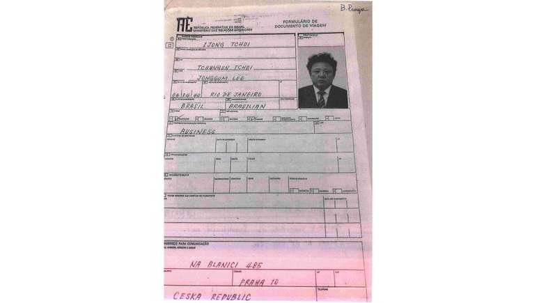 Formulário de viagem em nome de Ijong Tchoi, nome supostamente usado por Kim Jong-il, preenchido para emissão do passaporte na Embaixada do Brasil em Praga