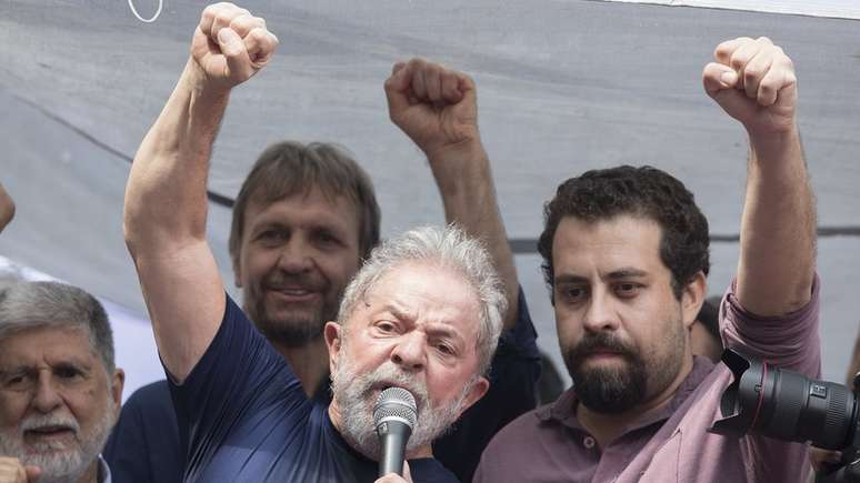 Justiça retira de Lula seguranças, motoristas e assessores pagos pela União
